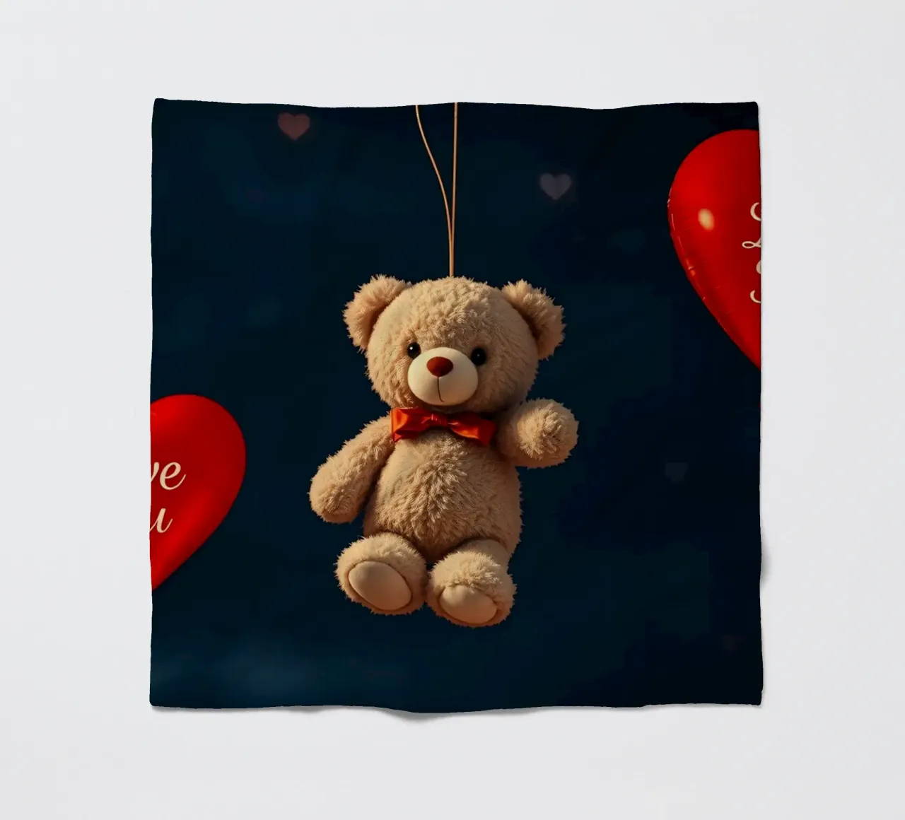 Simpatico orsetto sospeso con palloncini d'amore a forma di cuore rosso coperta in pile da DesignDoodle