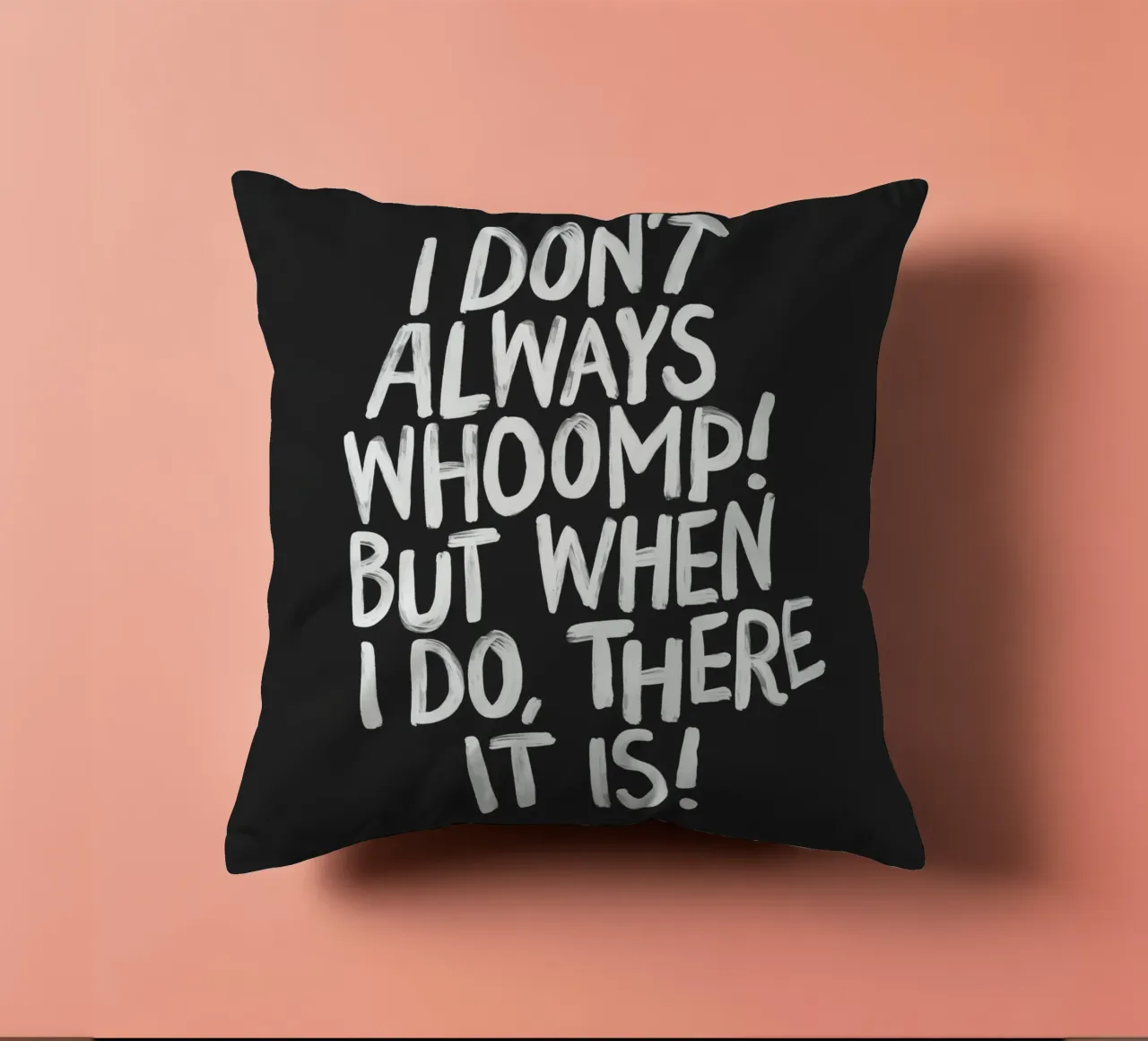 Ich brülle nicht immer, aber wenn ich es tue, dann ist es Typografie Kissen von THE MOTIVATED TYPE