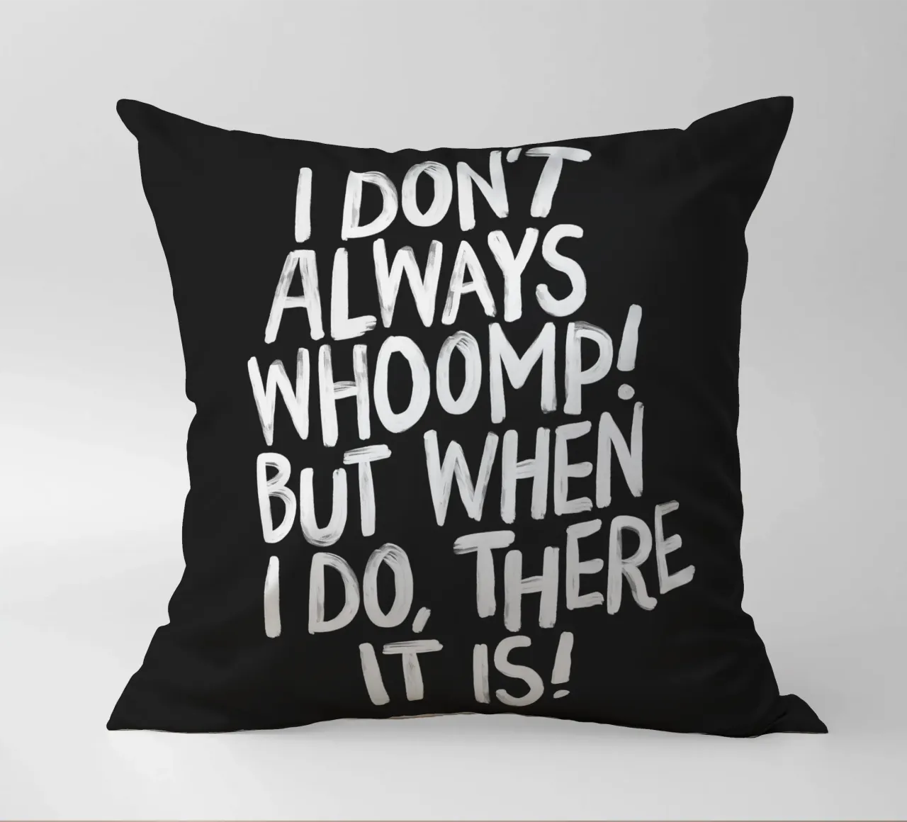 Ich brülle nicht immer, aber wenn ich es tue, dann ist es Typografie Kissen von THE MOTIVATED TYPE