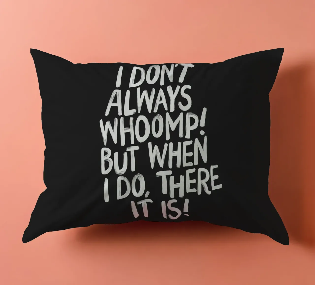 Ich brülle nicht immer, aber wenn ich es tue, dann ist es Typografie Kissen von THE MOTIVATED TYPE