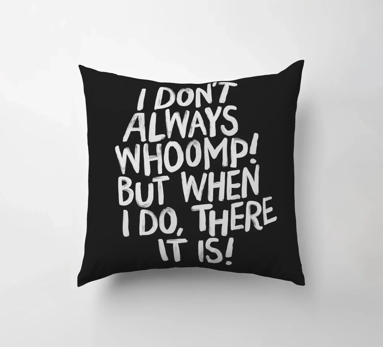 Ich brülle nicht immer, aber wenn ich es tue, dann ist es Typografie Kissen von THE MOTIVATED TYPE