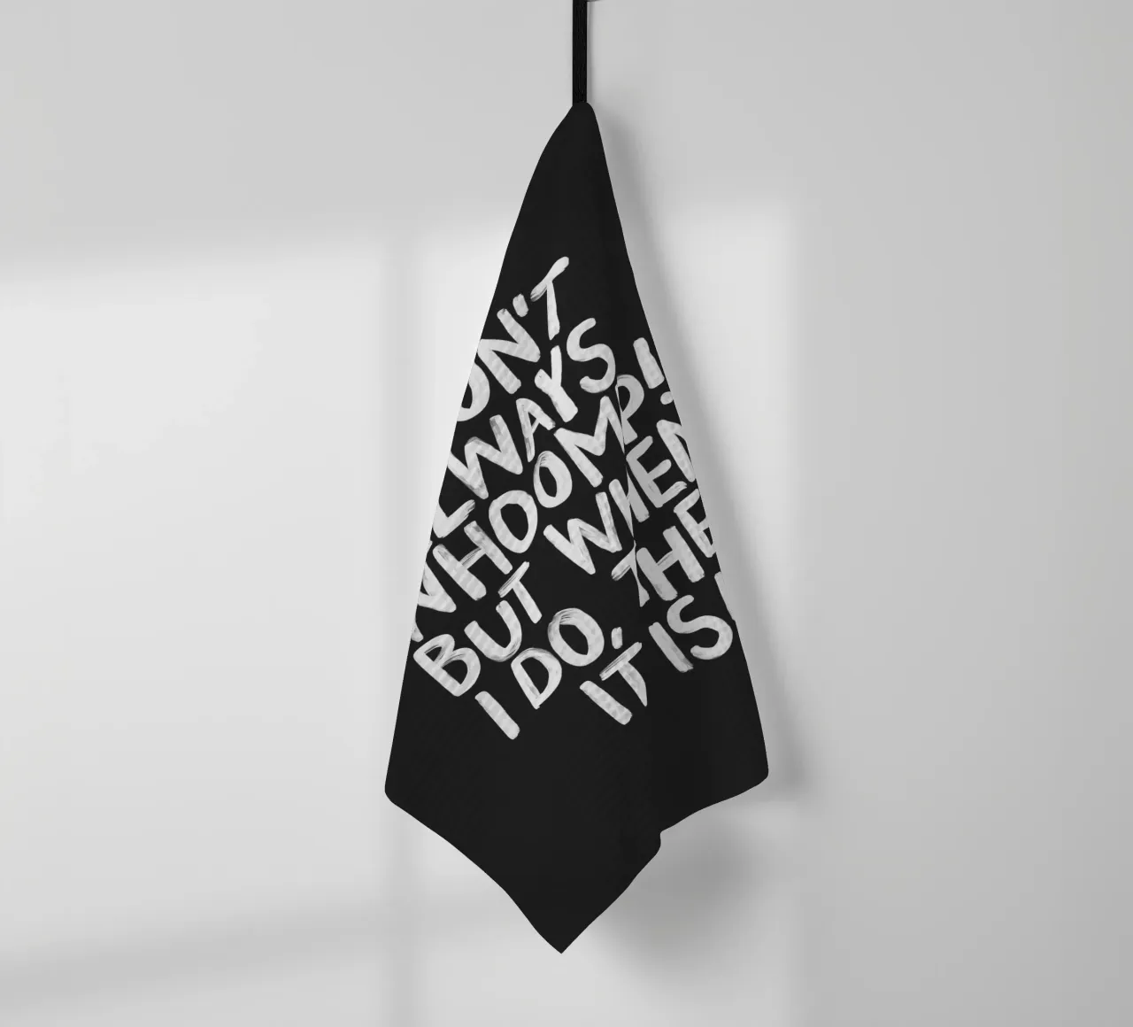 Ich brülle nicht immer, aber wenn ich es tue, dann ist es Typografie Geschirrtuch von THE MOTIVATED TYPE