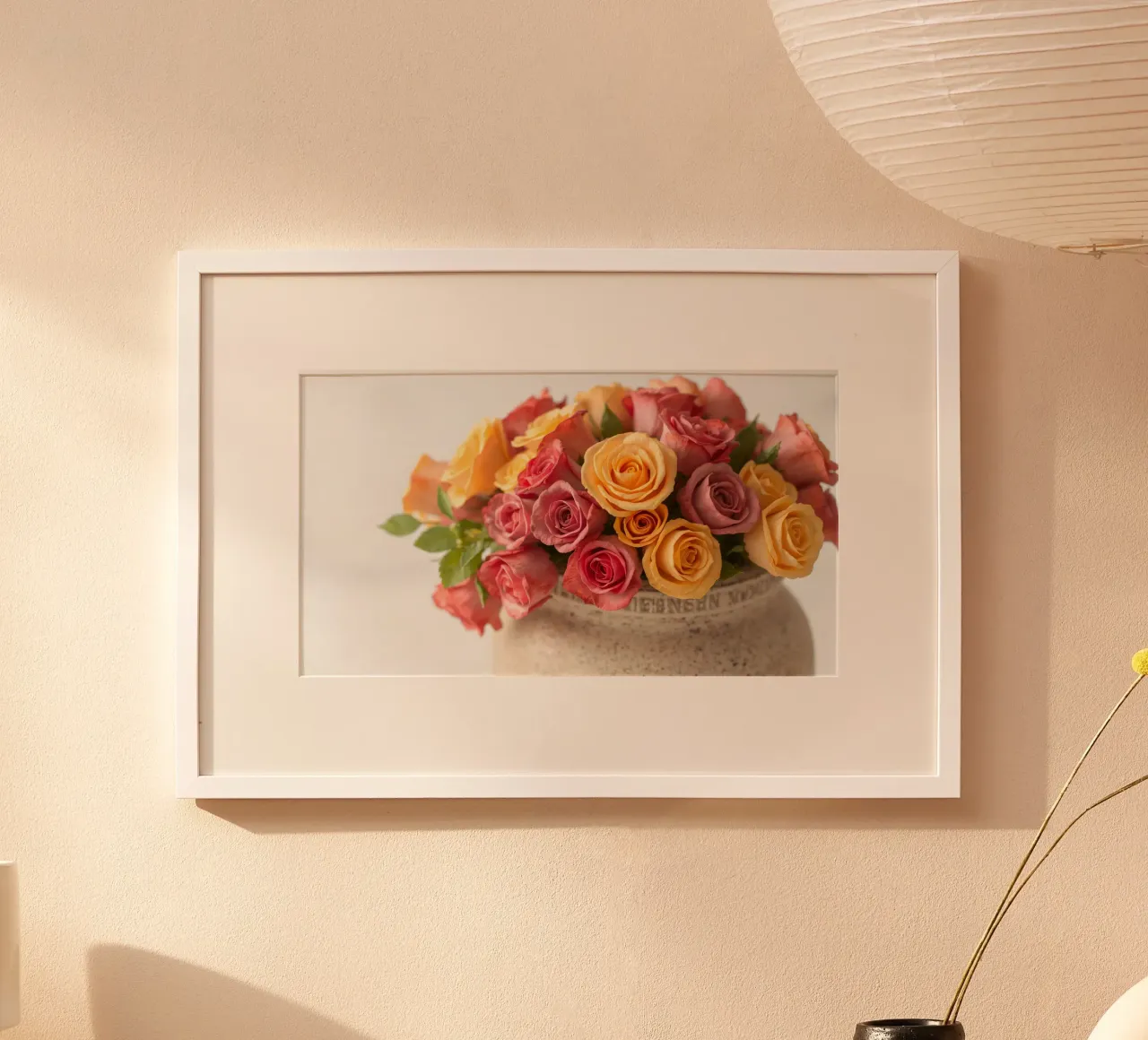 Rose dai colori vivaci disposte in un vaso decorativo poster con telaio in alluminio da DesignDoodle