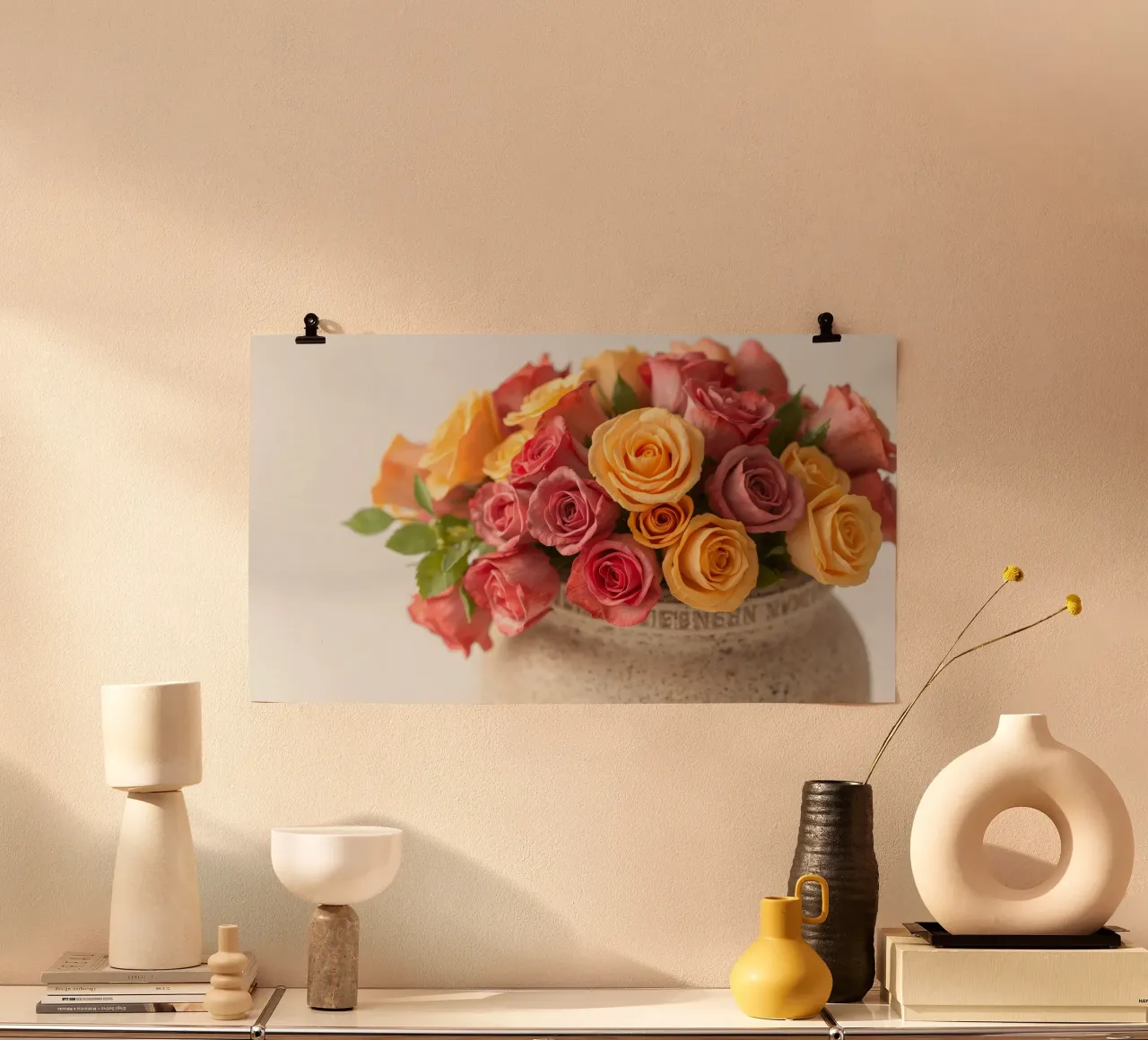 Rose dai colori vivaci disposte in un vaso decorativo poster con telaio in alluminio da DesignDoodle