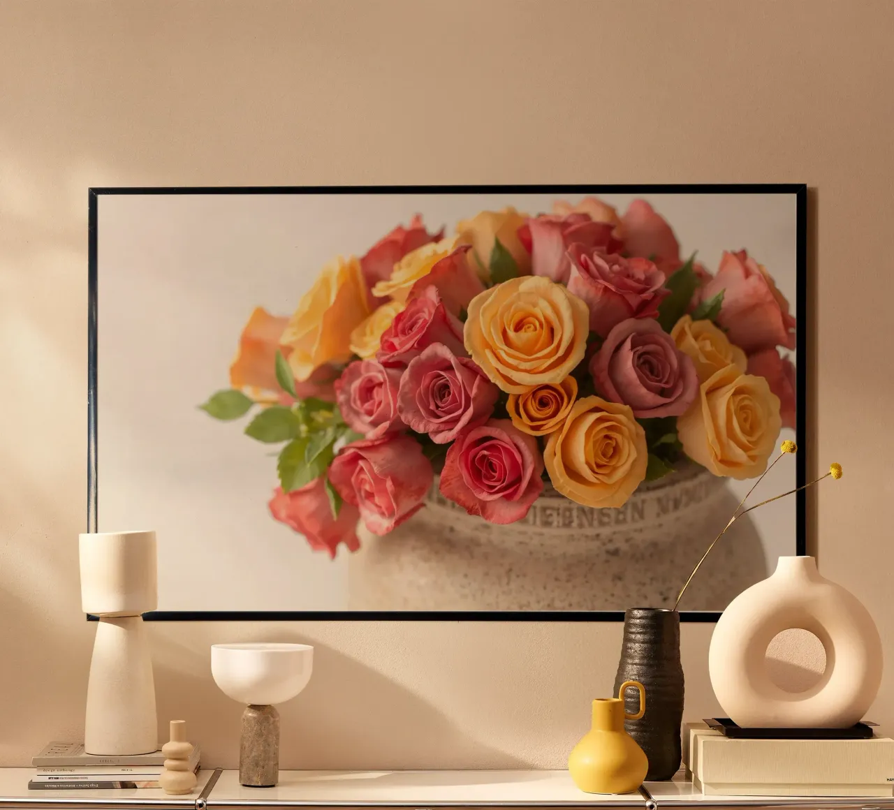 Rose dai colori vivaci disposte in un vaso decorativo poster con telaio in alluminio da DesignDoodle