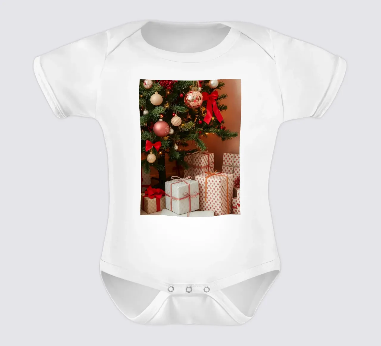 Festeggiare il Natale con un albero splendidamente decorato body neonato maniche corte da DesignDoodle