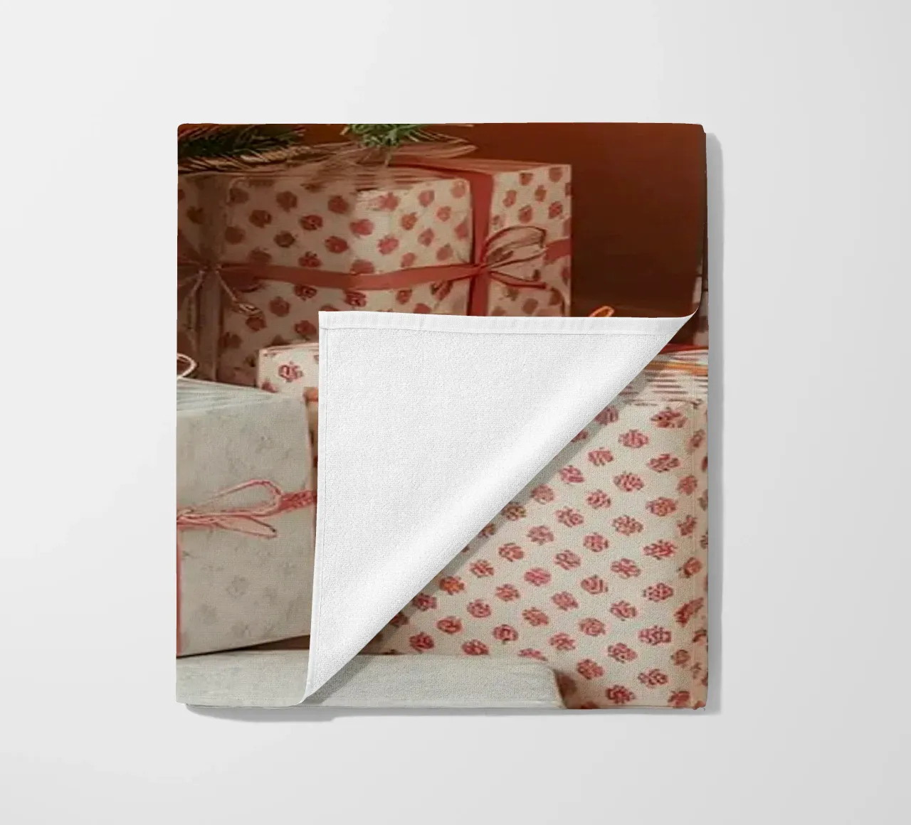 Festeggiare il Natale con un albero splendidamente decorato telo mare da DesignDoodle