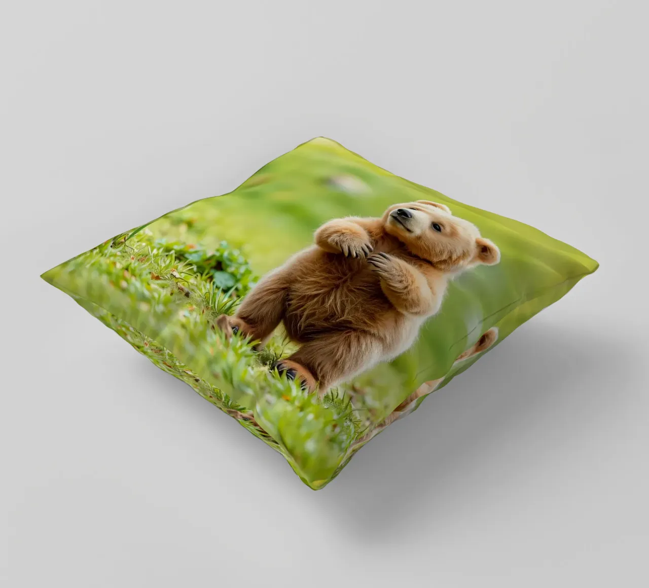 Un tenero cucciolo di orso bruno si regge su due zampe in un campo verde e rigoglioso cuscino da DesignDoodle