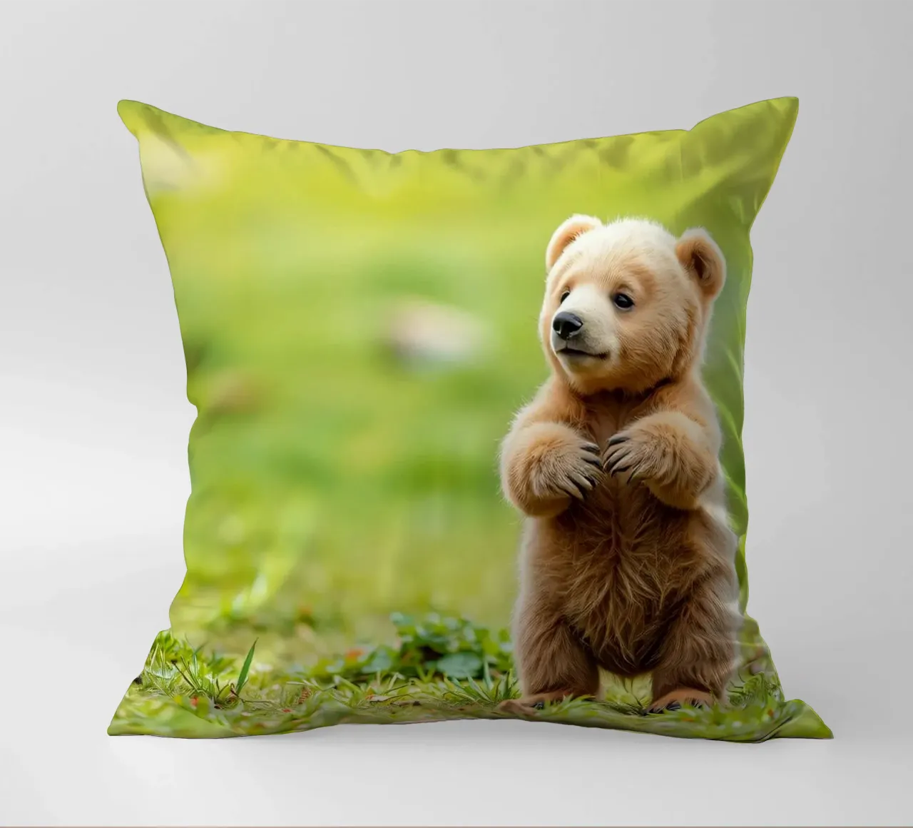 Un tenero cucciolo di orso bruno si regge su due zampe in un campo verde e rigoglioso cuscino da DesignDoodle