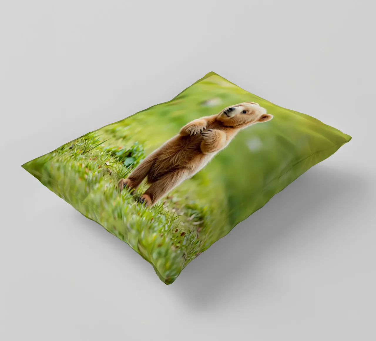 Un tenero cucciolo di orso bruno si regge su due zampe in un campo verde e rigoglioso cuscino da DesignDoodle