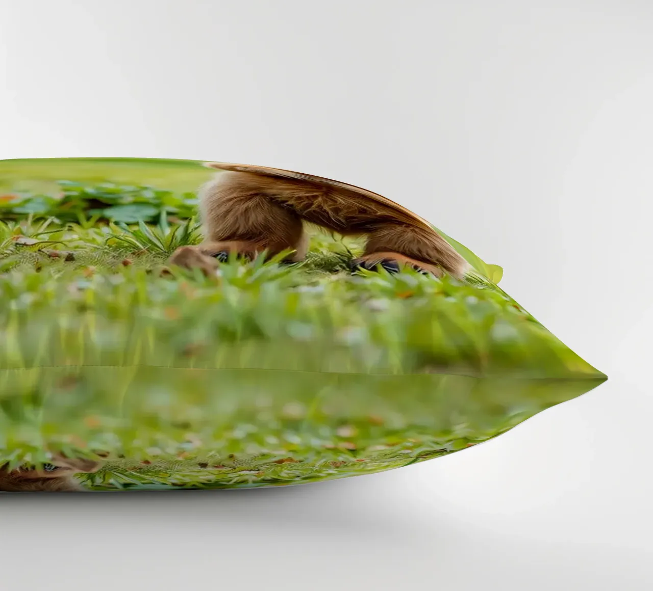 Un tenero cucciolo di orso bruno si regge su due zampe in un campo verde e rigoglioso cuscino da DesignDoodle