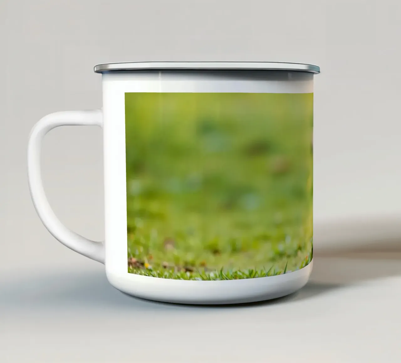 Un tenero cucciolo di orso bruno si regge su due zampe in un campo verde e rigoglioso tazza in smalto da DesignDoodle