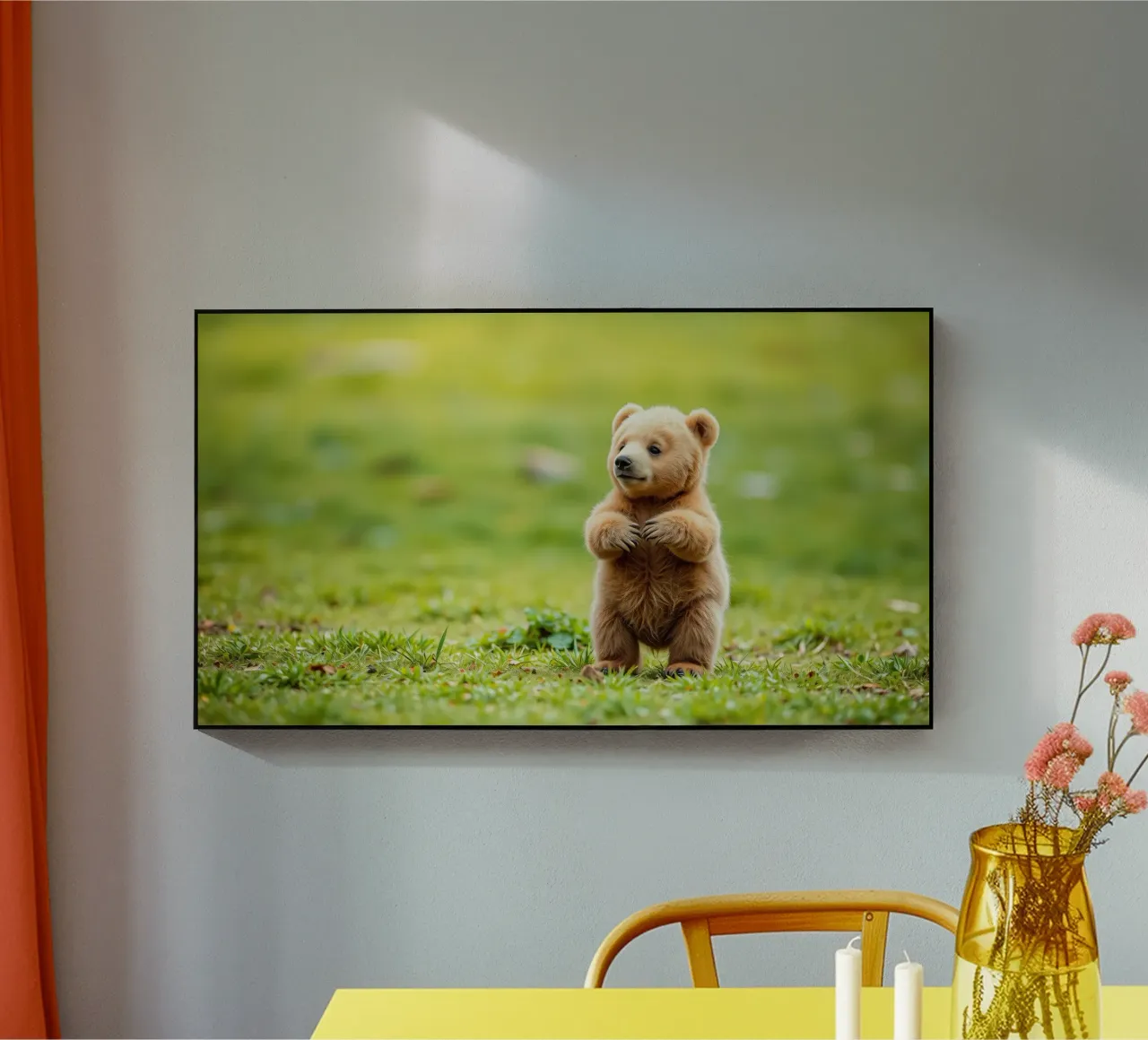 Un tenero cucciolo di orso bruno si regge su due zampe in un campo verde e rigoglioso plexiglass da DesignDoodle