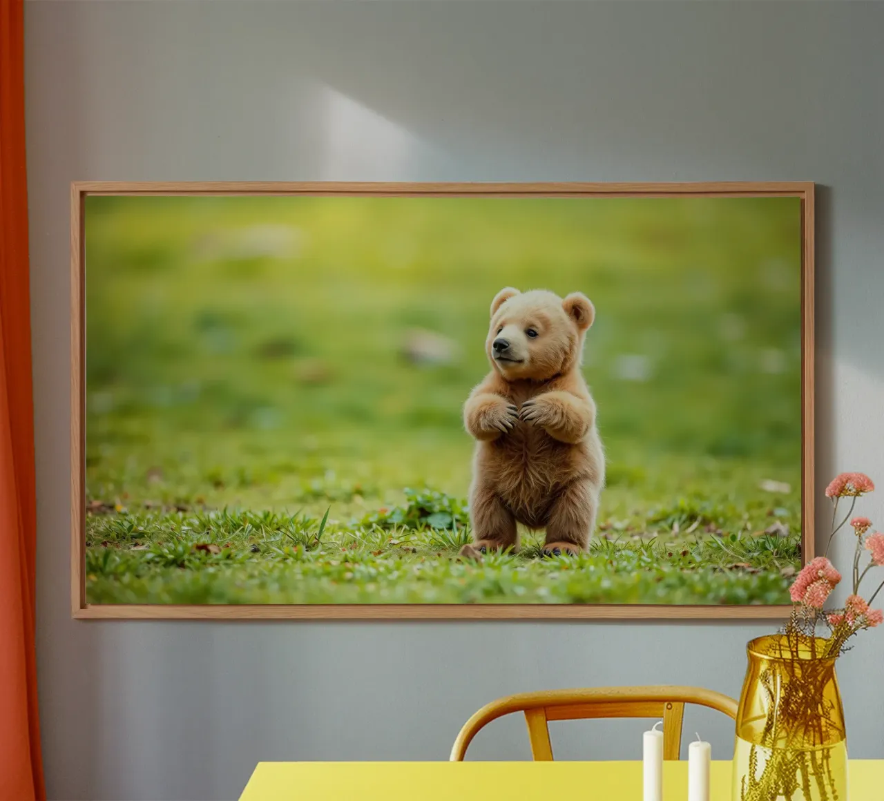 Un tenero cucciolo di orso bruno si regge su due zampe in un campo verde e rigoglioso alluminio dibond da DesignDoodle