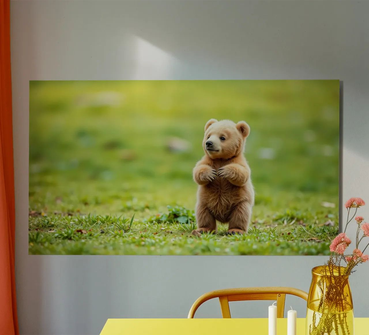 Un tenero cucciolo di orso bruno si regge su due zampe in un campo verde e rigoglioso alluminio dibond da DesignDoodle