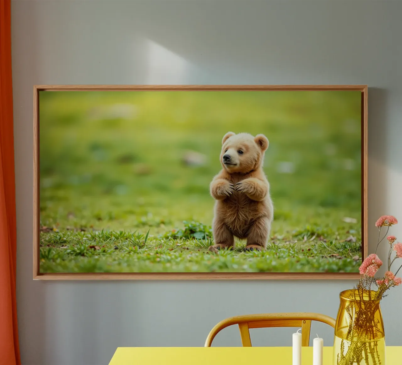 Un tenero cucciolo di orso bruno si regge su due zampe in un campo verde e rigoglioso tela da DesignDoodle