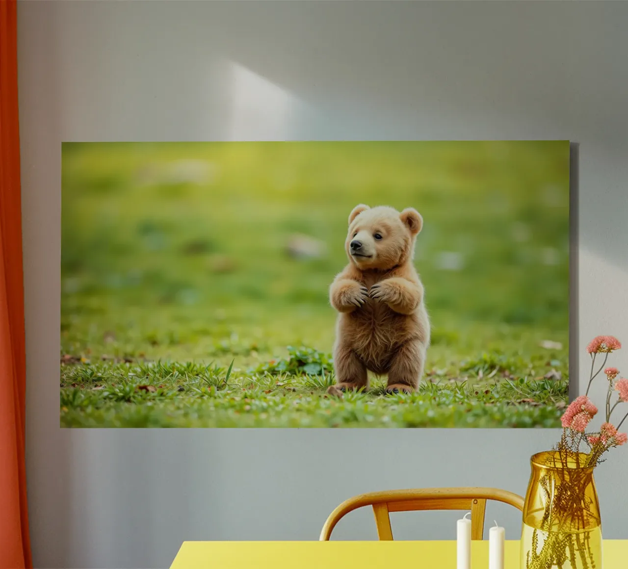 Un tenero cucciolo di orso bruno si regge su due zampe in un campo verde e rigoglioso tela da DesignDoodle