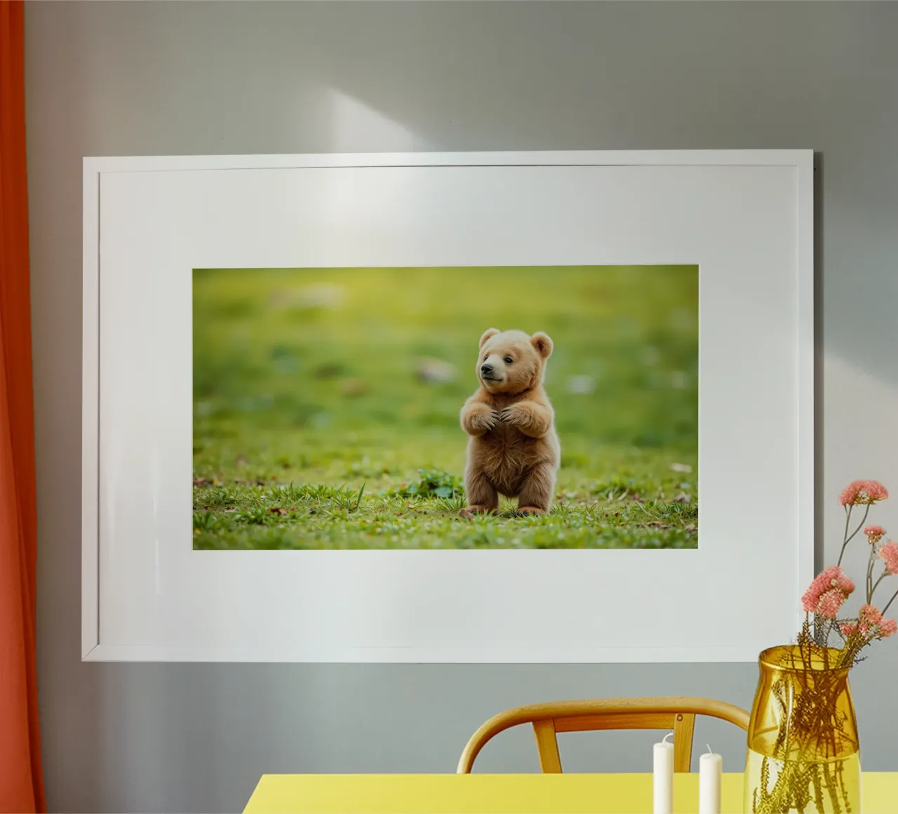 Un tenero cucciolo di orso bruno si regge su due zampe in un campo verde e rigoglioso carta hahnemühle da DesignDoodle