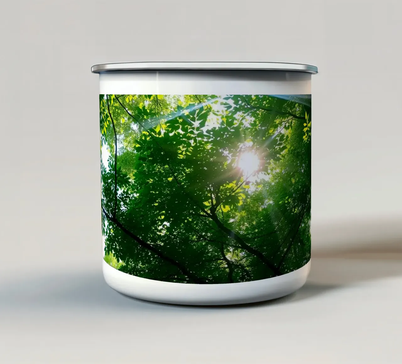 Lumière du soleil filtrant à travers des arbres denses et verts dans le calme mug en émail de DesignDoodle