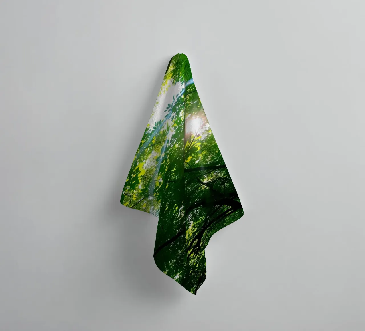 Lumière du soleil filtrant à travers des arbres denses et verts dans le calme serviette de bain de DesignDoodle