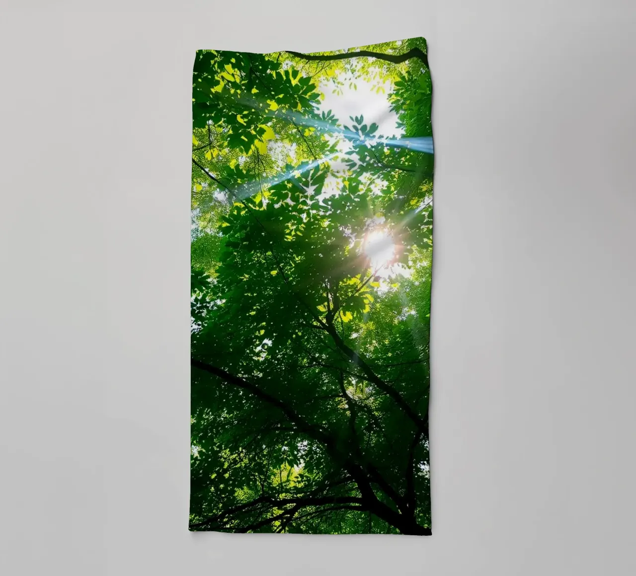 Lumière du soleil filtrant à travers des arbres denses et verts dans le calme serviette de bain de DesignDoodle