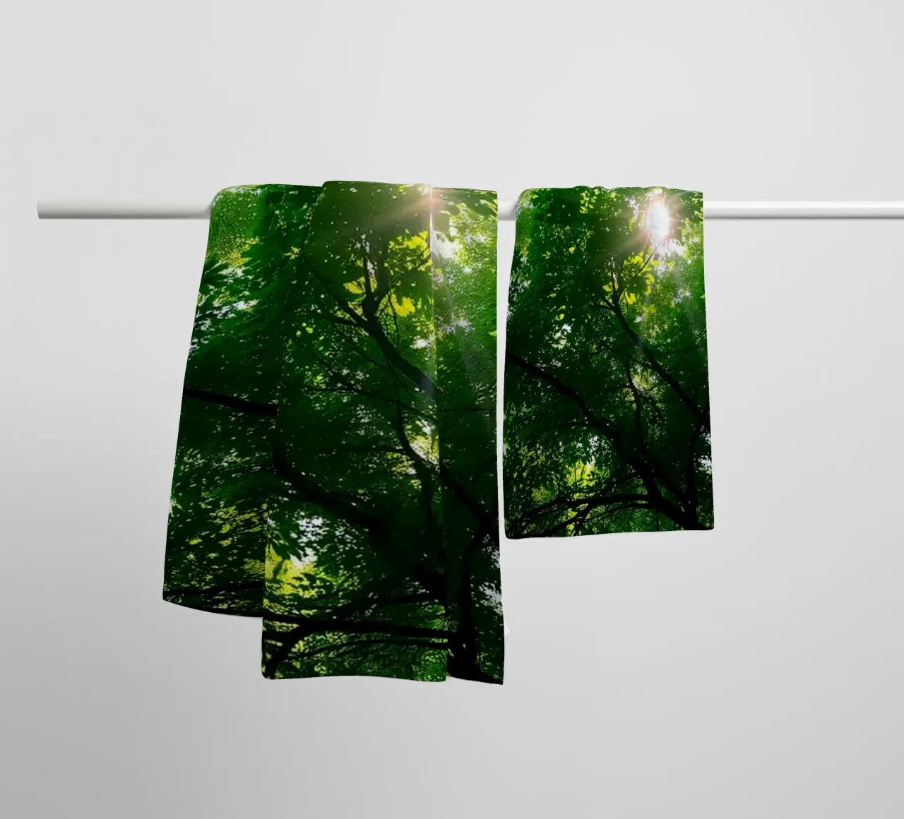 Lumière du soleil filtrant à travers des arbres denses et verts dans le calme serviette de bain de DesignDoodle