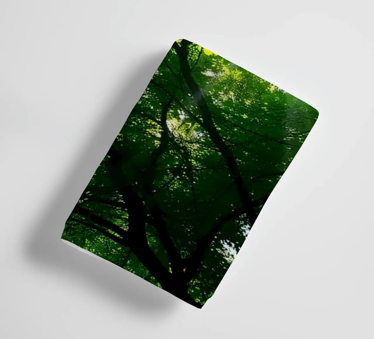 Lumière du soleil filtrant à travers des arbres denses et verts dans le calme serviette de bain de DesignDoodle