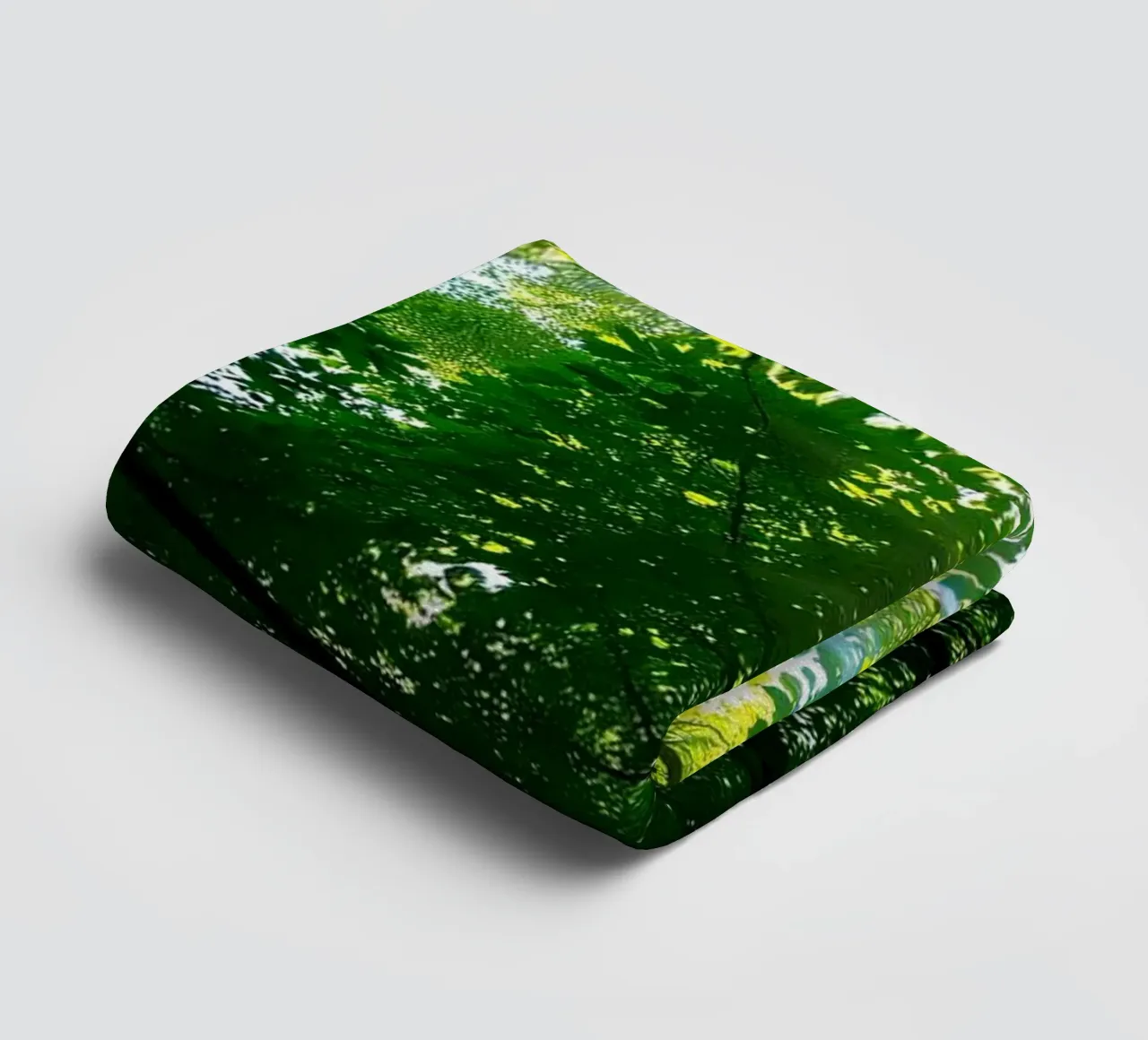 Lumière du soleil filtrant à travers des arbres denses et verts dans le calme serviette de bain de DesignDoodle