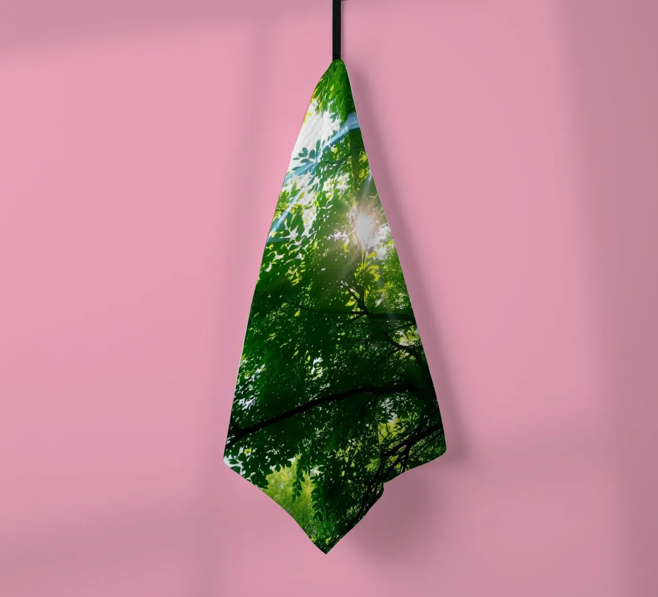 Lumière du soleil filtrant à travers des arbres denses et verts dans le calme torchon de DesignDoodle