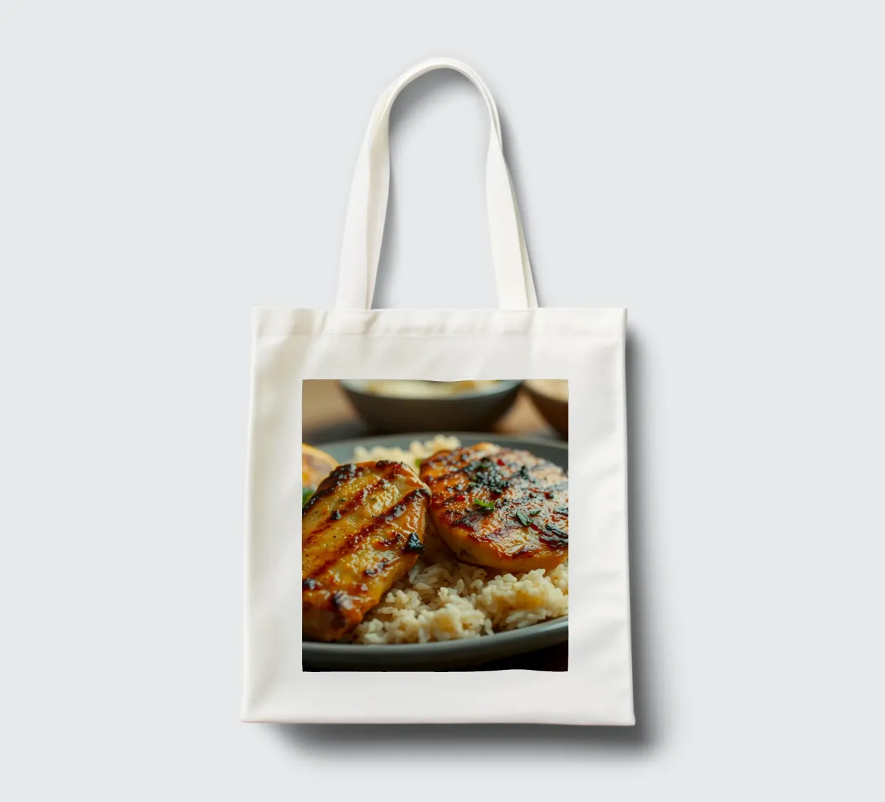 Pollo grigliato servito su un letto di riso condito con borsa in juta da DesignDoodle