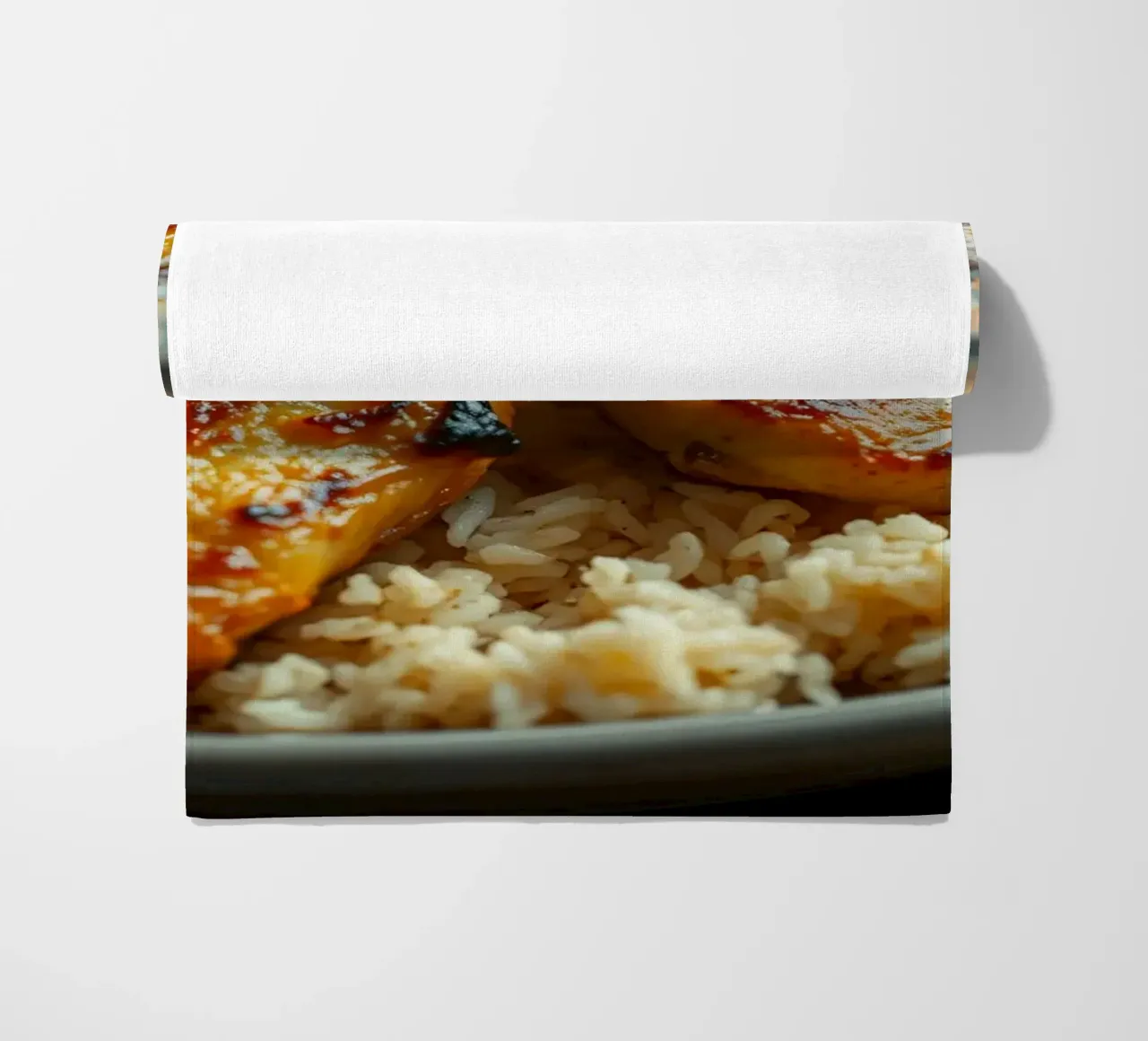 Pollo grigliato servito su un letto di riso condito con telo mare da DesignDoodle