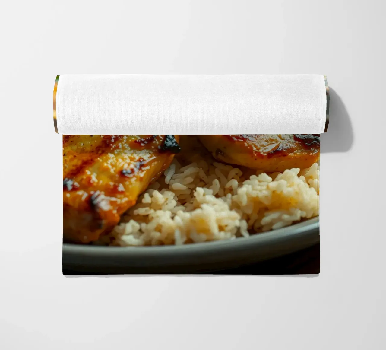Pollo grigliato servito su un letto di riso condito con telo mare da DesignDoodle