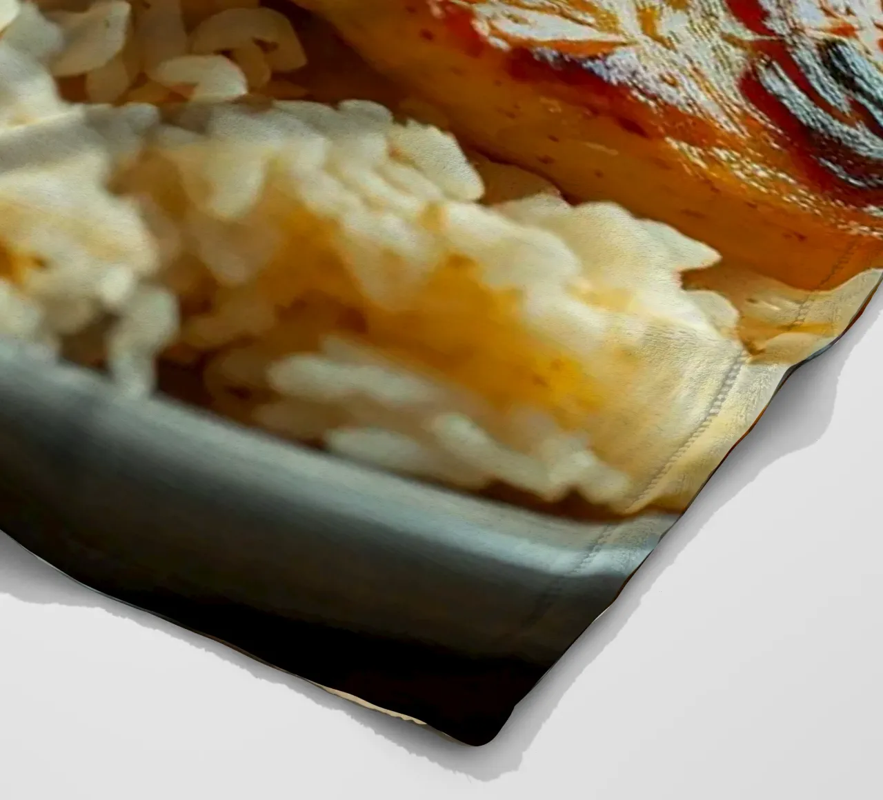 Pollo grigliato servito su un letto di riso condito con coperta in pile da DesignDoodle