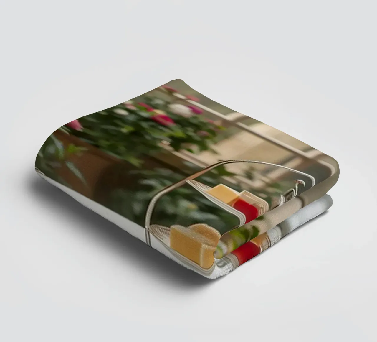Il tè pomeridiano è servito in una serra circondata da fiori. asciugamano da bagno da DesignDoodle