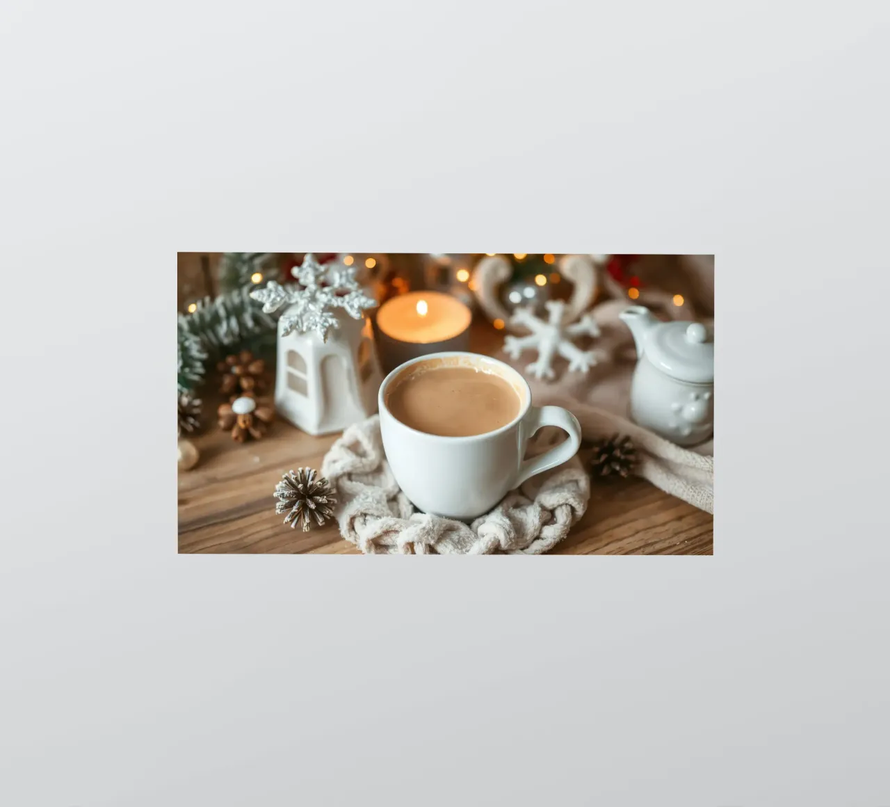 Tasse à café chaude posée sur une table en bois confortable ornée autocollant de DesignDoodle