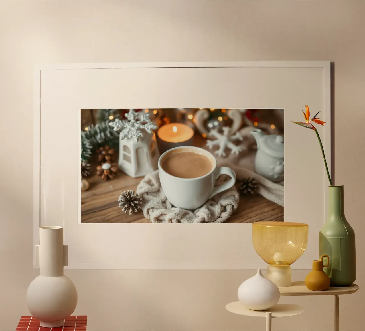 Tazza di caffè calda appoggiata su un accogliente tavolo di legno ornato di carta hahnemühle da DesignDoodle