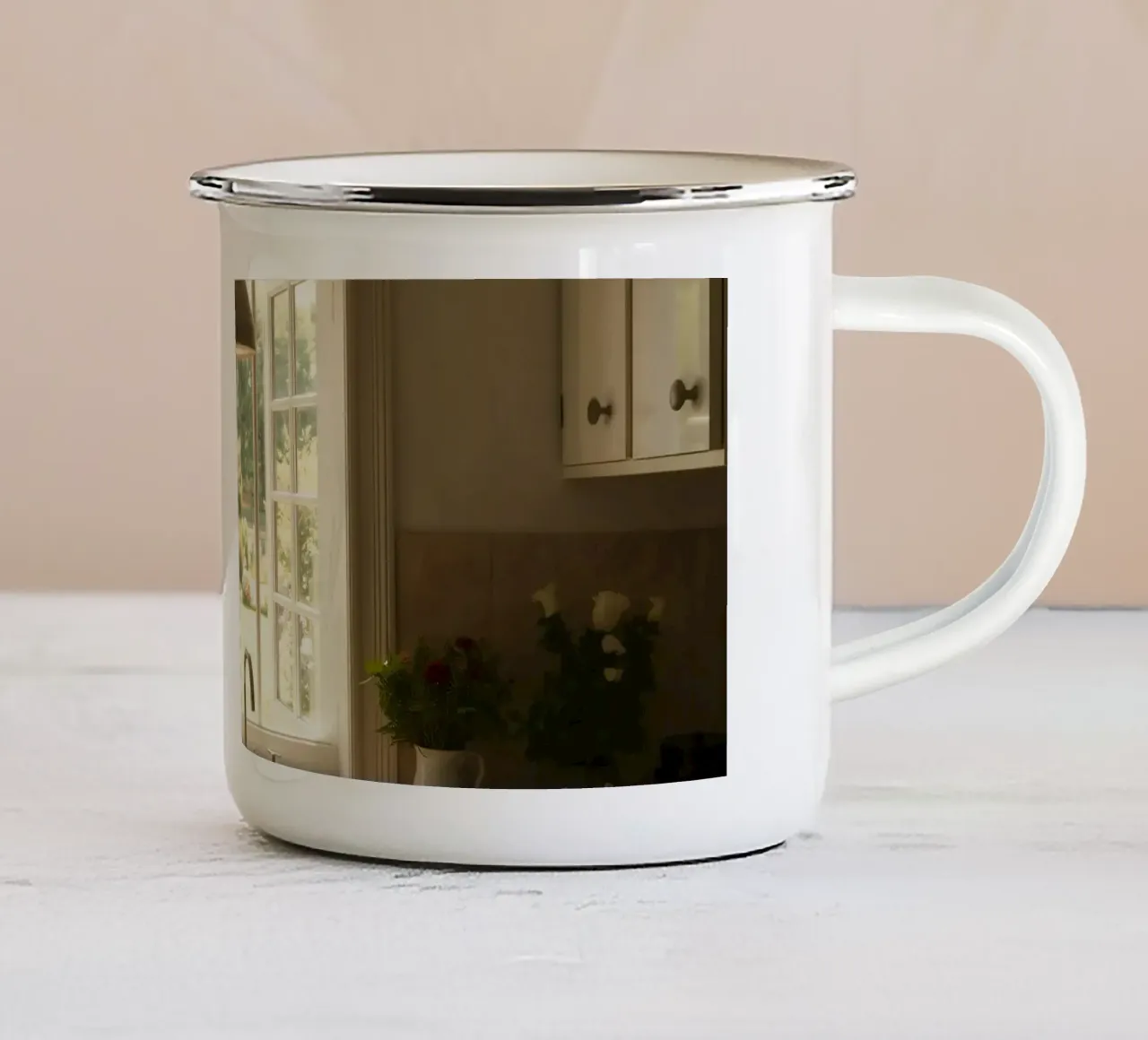Cucina luminosa con finestre aperte su un giardino illuminato dal sole tazza in smalto da DesignDoodle