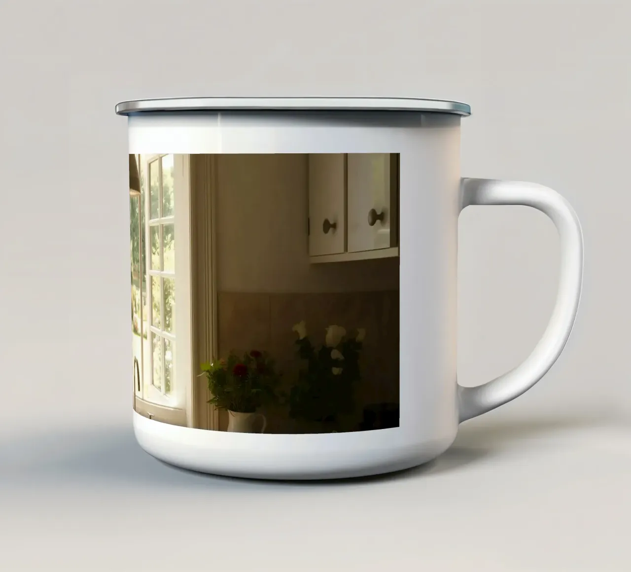 Cucina luminosa con finestre aperte su un giardino illuminato dal sole tazza in smalto da DesignDoodle