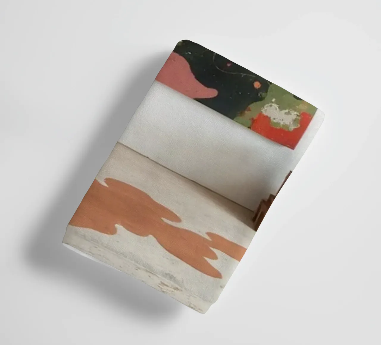 Atelier d'arte luminoso e colorato con dipinti floreali e cre asciugamano da bagno da DesignDoodle