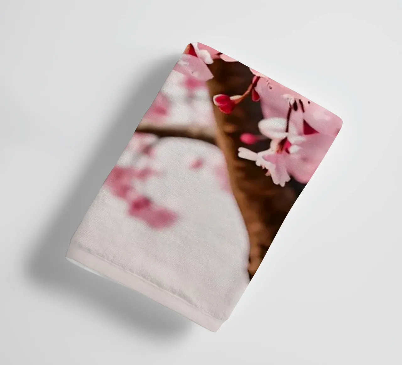 Bellissimo albero di ciliegio in piena fioritura durante la primavera asciugamano da bagno da DesignDoodle