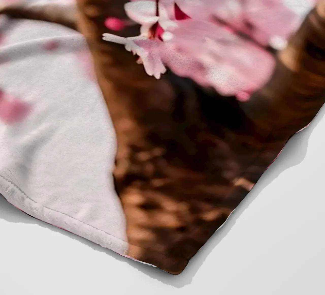 Bellissimo albero di ciliegio in piena fioritura durante la primavera coperta in pile da DesignDoodle