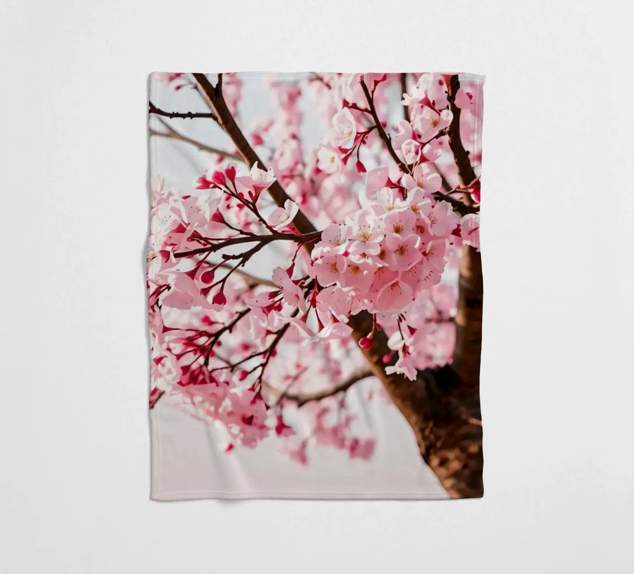Bellissimo albero di ciliegio in piena fioritura durante la primavera coperta in pile da DesignDoodle