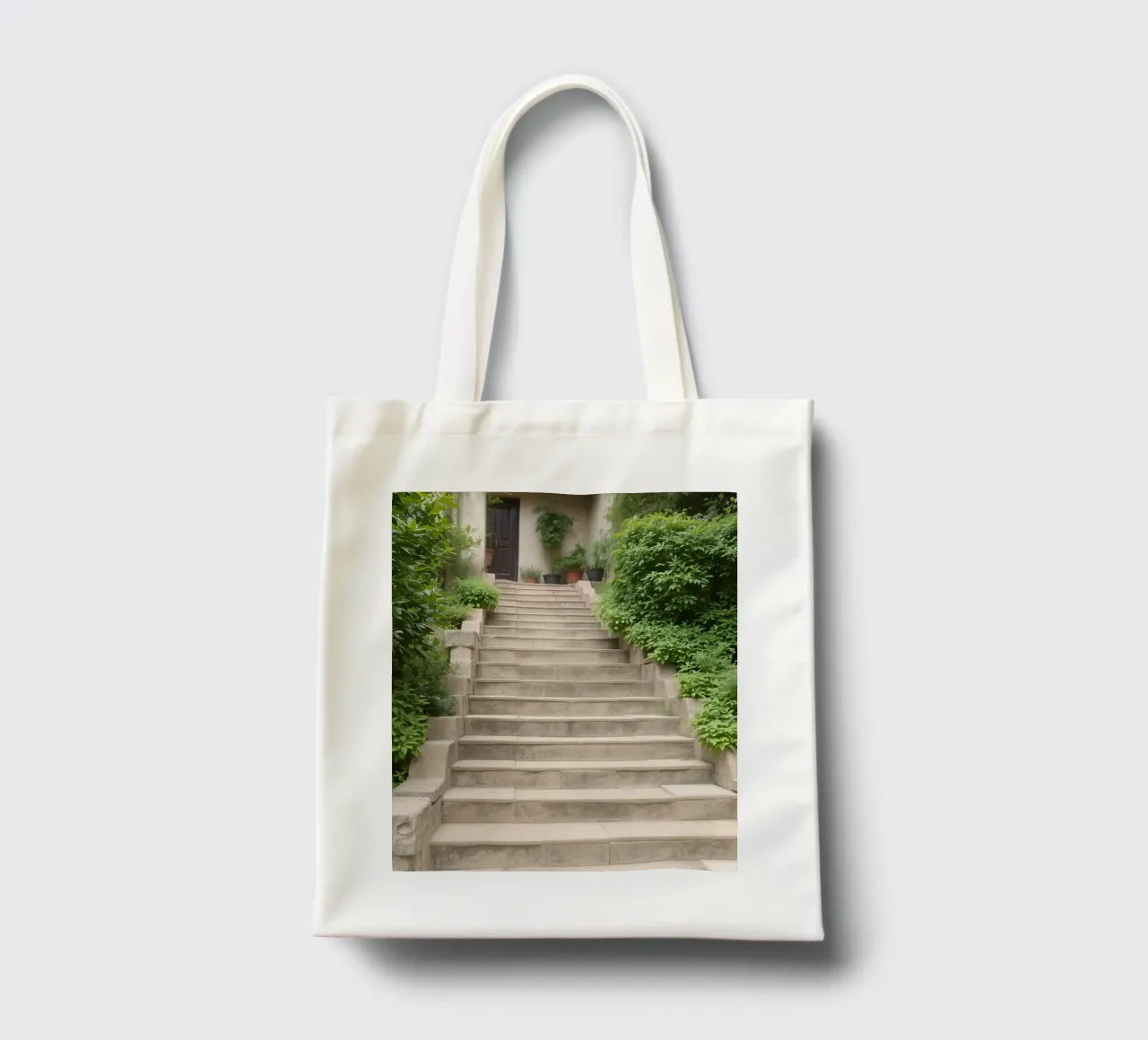 I gradini in pietra conducono a un invitante ingresso circondato da una rigogliosa vegetazione. borsa in juta da DesignDoodle