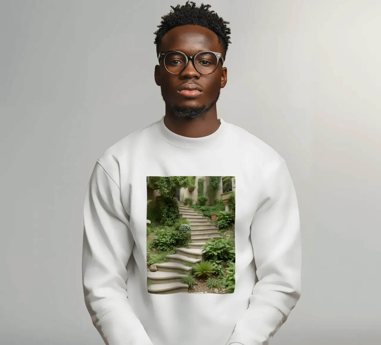 Una lussureggiante scala da giardino conduce a un sereno spazio esterno felpa da DesignDoodle