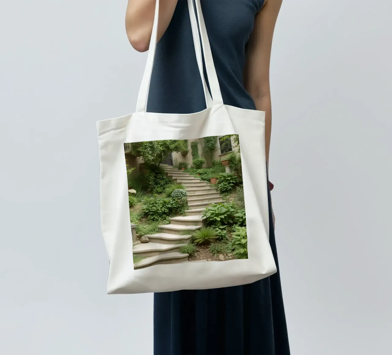Una lussureggiante scala da giardino conduce a un sereno spazio esterno borsa in juta da DesignDoodle