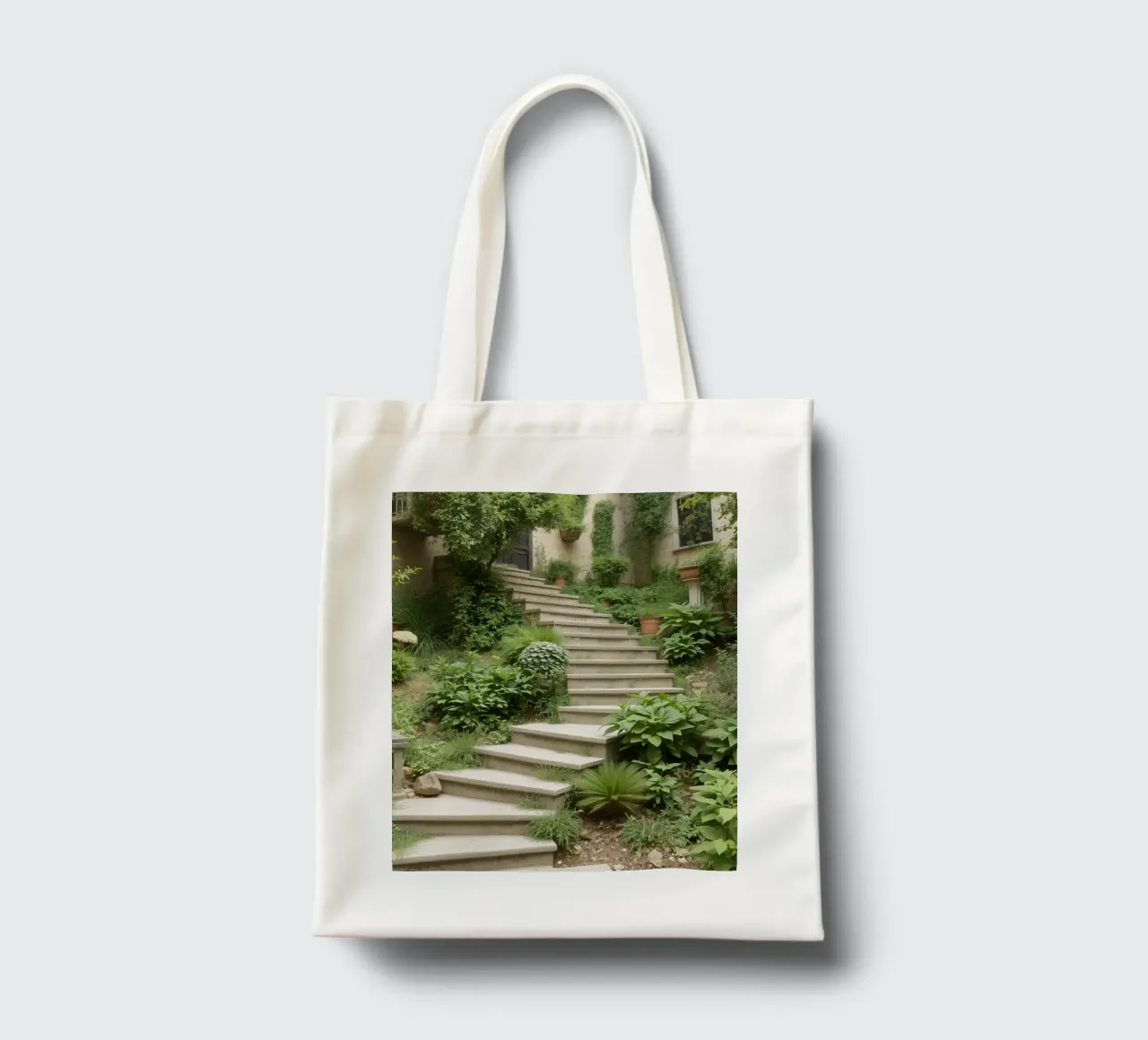Una lussureggiante scala da giardino conduce a un sereno spazio esterno borsa in juta da DesignDoodle