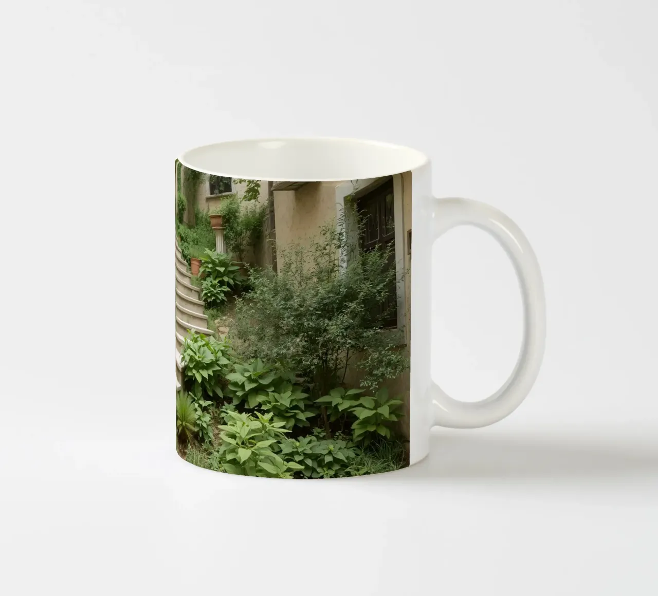Una lussureggiante scala da giardino conduce a un sereno spazio esterno tazza in ceramica da DesignDoodle