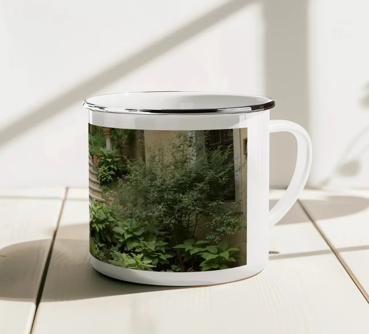 Una lussureggiante scala da giardino conduce a un sereno spazio esterno tazza in smalto da DesignDoodle