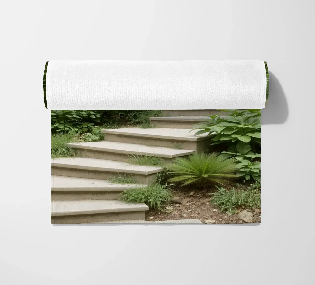 Una lussureggiante scala da giardino conduce a un sereno spazio esterno telo mare da DesignDoodle