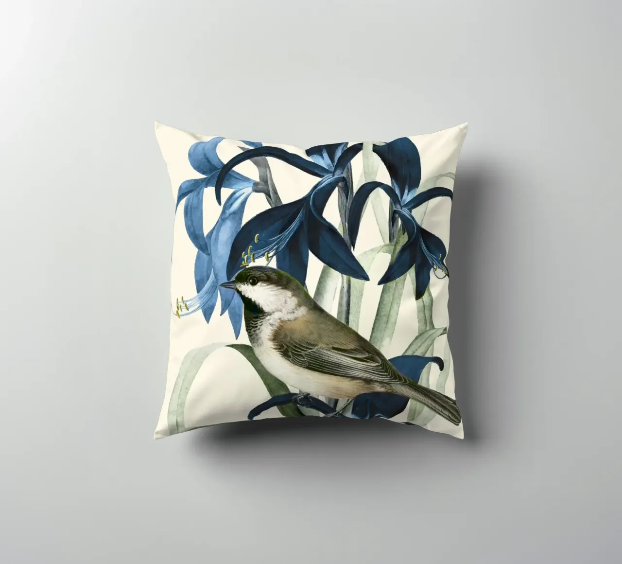 Little Bird and Flowers 2 cuscino da Nadjaa